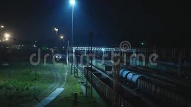 晚上<strong>火车货运</strong>平台.. 运输和后勤背景。
